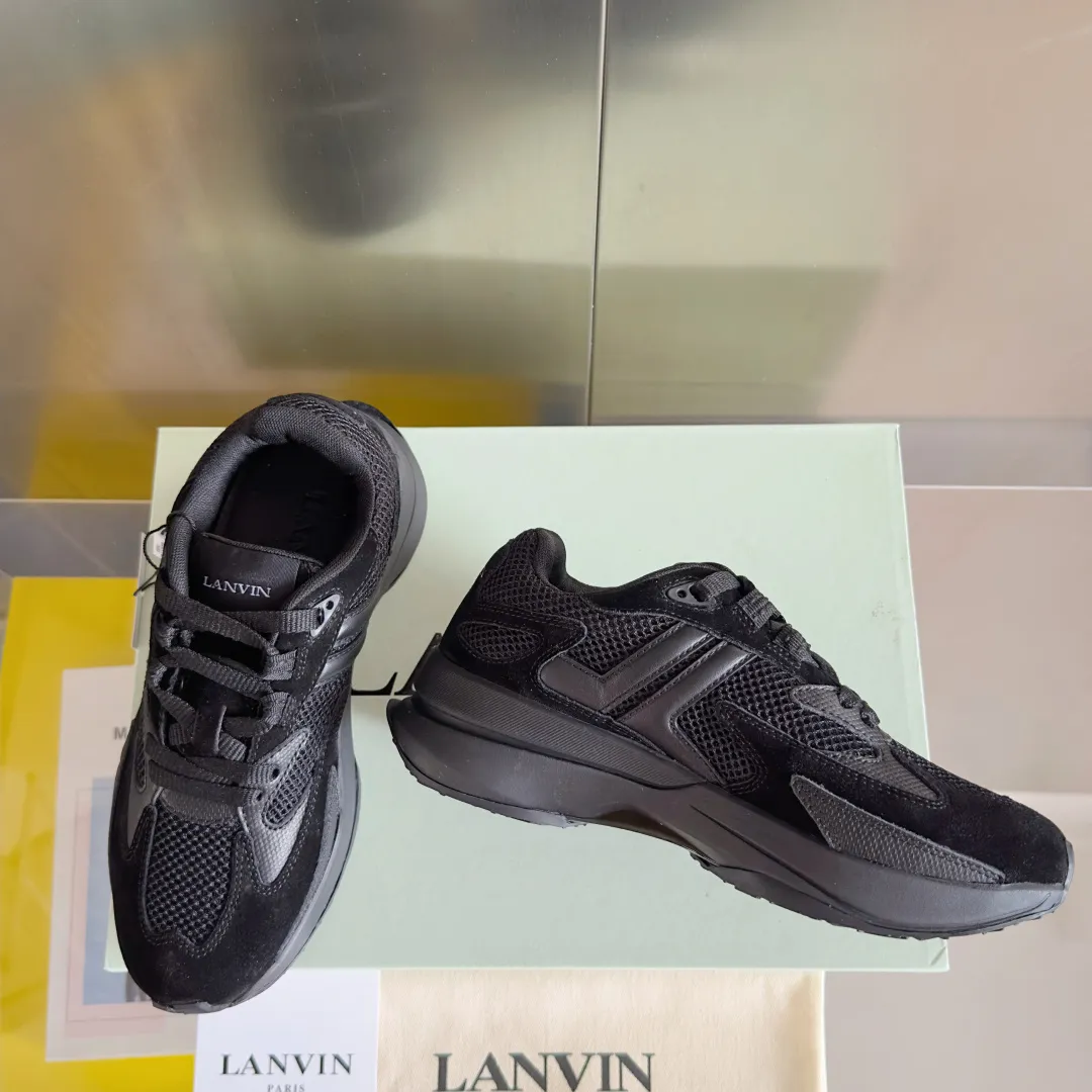 Top version: Couple model 290 Lanvin Lanvin's latest Jla series Couple model Mesh Thick sole Casual sports shoes Running shoes Original purchase, development and production This men's and women's sports shoes are light and comfortable, and the mesh design makes the uppers lighter. They are not afraid of stuffy feet, and the shoes look fashionable when paired with skirts and trousers. The upper is decorated with LANVIN's classic •J logo. The curved lines pay tribute to the circular element of the LANVIN logo, showing the brand's ingenuity. This shoe combines sports, fashion and craftsmanship. The delivery counter has exquisite packaging 🛍📦 ▪️ Fabric: Original customized mesh + cowhide ▪️ Lining: Original imported breathable mesh ▪️ Sole: Exclusive molded foam + TPU material ▪️ Bottom thickness: 4CM ▪️ Size: Women's 35-41 / Men's 39-45